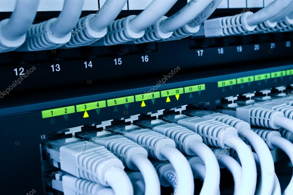 Netzwerkswitch mit LAN-Kabeln