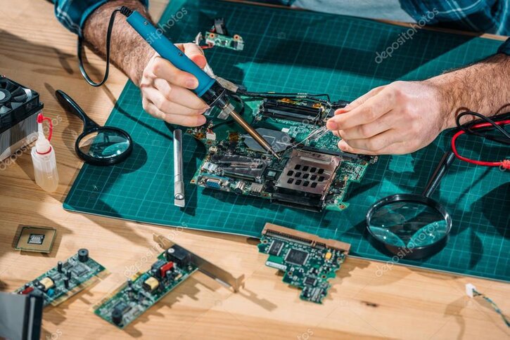 Techniker repariert PC